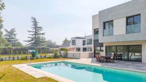 Modern and sophisticated chalet in the outskirts of Madrid Modern and sophisticated chalet in the outskirts of Madrid
